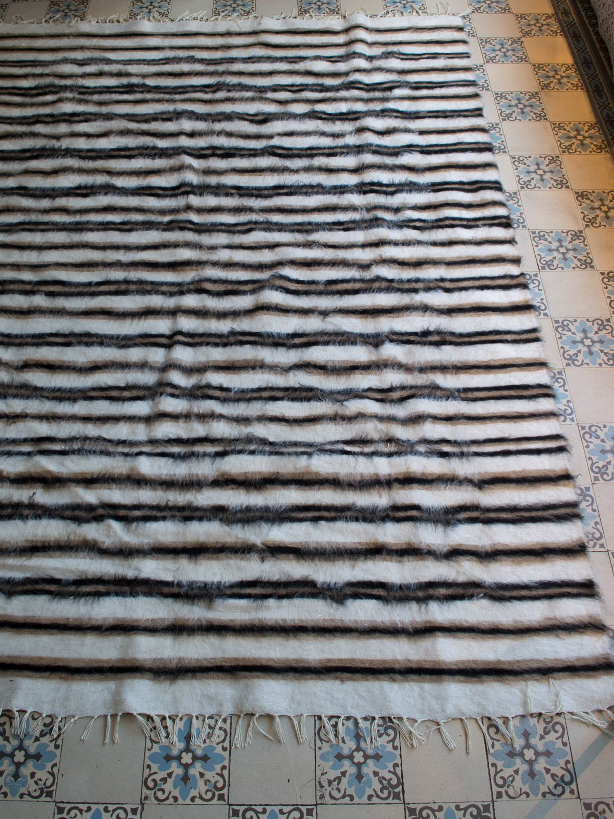 Mohair-Teppich weiß, beige-schwarz schmale Streifen